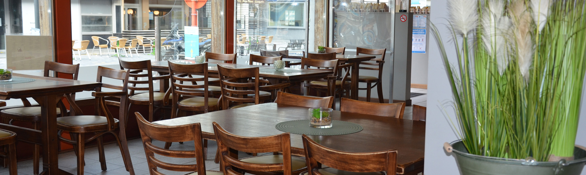 tafels achter het raam